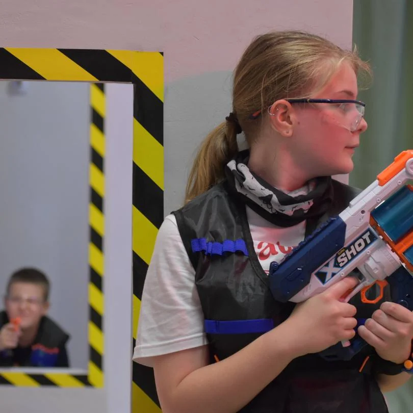 NERF játék az Ugribugriban, résztvevők a játéktér fedezékénél