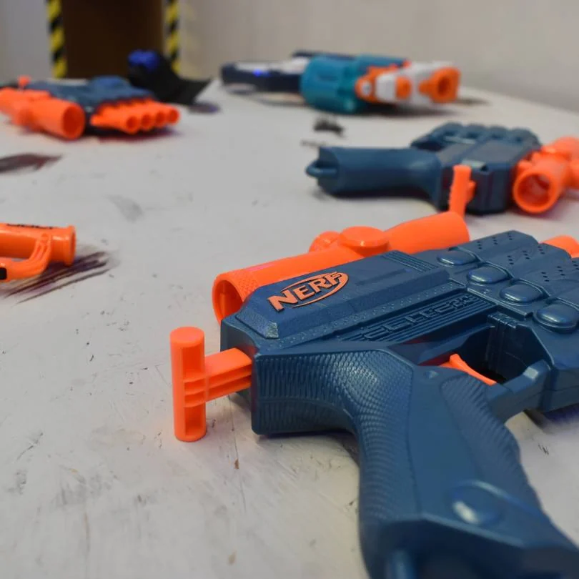 NERF játékeszközök és szivacslövedékek az asztalon